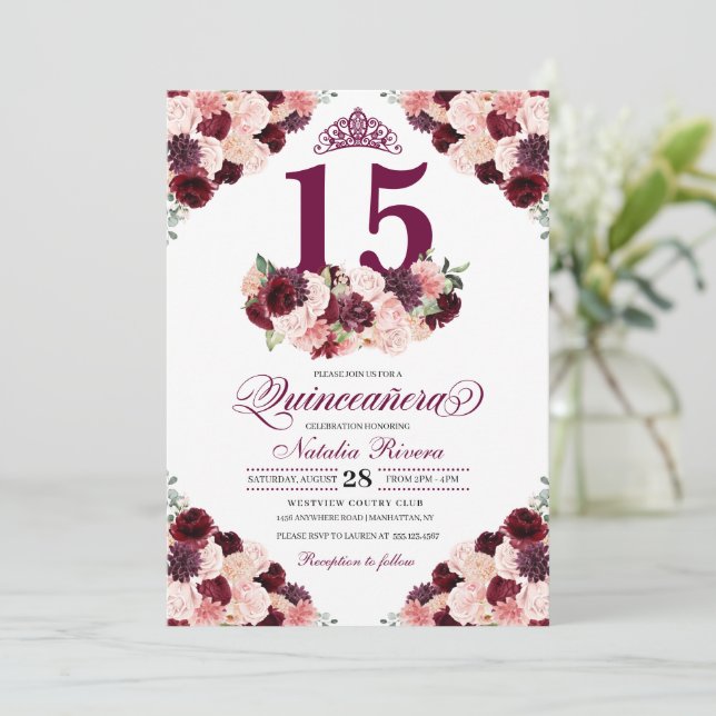 Burgundy Blush Pink Floral Quinceanera Geburtstag Einladung (Stehend Vorderseite)