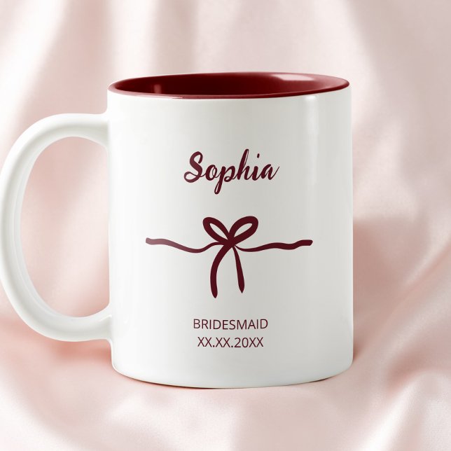 Burgundy Bow Bridesmaid Script Modern Name Date Zweifarbige Tasse (Burgundy Bow Bridesmaid Script Modern Name Date Two-Tone Coffee Mug)