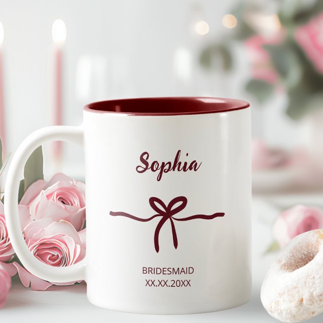 Burgundy Bow Bridesmaid Script Modern Name Date Zweifarbige Tasse (Burgundy Bow Bridesmaid Script Modern Name Date Two-Tone Coffee Mug)