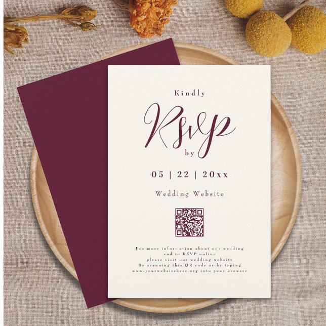 Burgundy Cream Elegantes Script QR Code Hochzeit RSVP Karte (Burgundy and cream ivory elegant script qr code wedding rsvp card)