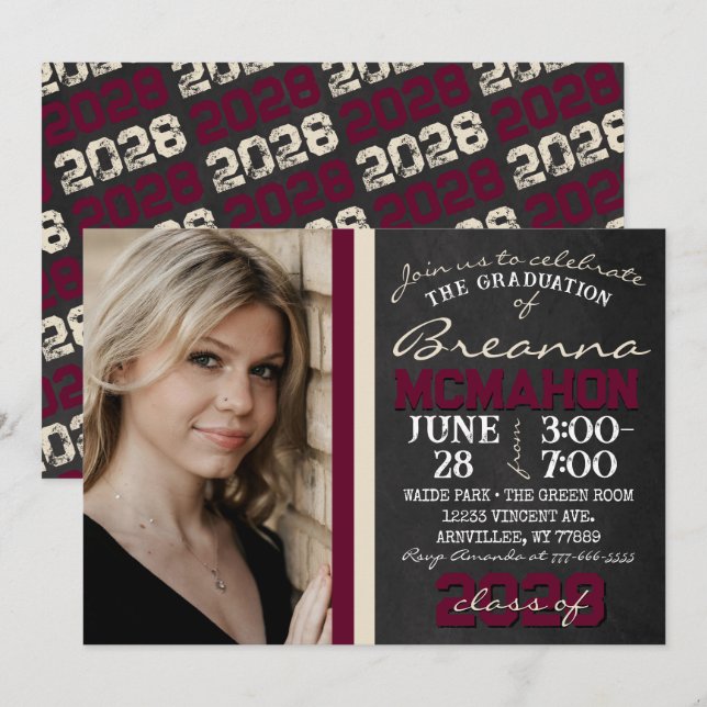 Burgundy & Cream Tan Chalkboard Abschluss Foto Einladung (Vorne/Hinten)