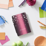 Burgundy Diamonds Name iPad Mini Hülle<br><div class="desc">Ein elegantes,  mädchenhaftes und gläsernes Gehäuse. Rose Gold,  rosa Diamanten. Burgunder,  metallisch aussehender Hintergrund. Geben Sie Ihren Namen ein,  der mit einem modernen handgeschriebenen Stilskript geschrieben wurde. Weiße Buchstaben.</div>