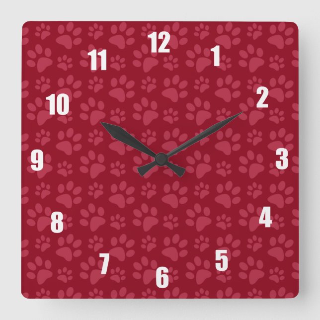 Burgundy dog paw print pattern quadratische wanduhr (Vorderseite)