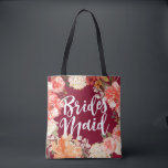 Burgundy Floral Bridesmaid Tasche<br><div class="desc">Farblicher Hintergrund und überall bedruckt mit lackiertem Pfirsichpfirsichfarben,  mit üppig grünen Aquarellkanten. Bridesmaid in Pinselskript auf einer Seite und Name auf der Rückseite. Die Hintergrundfarbe kann bearbeitet werden.</div>