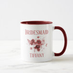 Burgundy Floral Bridesmaid  Tasse<br><div class="desc">Diese Tasse ist ein hübsches und leicht zu personalisierendes Geschenk für Ihre Brautjungfrau und weist einen weißen Hintergrund mit einem bordeauxfarbenen Blumenbild auf.  Über dem zeichn befindet sich "Bridesmaid" mit ihrem personalisierten Namen darunter.  Bestelle noch heute!</div>