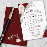 Burgundy Floral Elegant Boho Wedding Calendar Save The Date<br><div class="desc">Diese Hochzeit Save the Date-Karte bietet ein rustikales bohenhaftes, elegantes Blumendesign mit Schriftzeichen und handgemalten Aquarellfarben-Rose in Rosa-, Rot- und Bordeaux-Tönen. Es gibt einen individuell gestaltbaren Kalender, in dem Sie ein Herz um Ihren Hochzeitstag legen können, mit Platz für den Ehepaar Name & Hochzeitsort. Elegant, stilvoll und elegant, ist diese...</div>