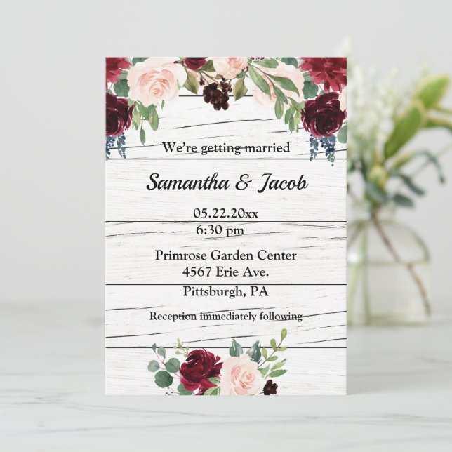 Burgundy Floral Elegante Rustikale Hochzeit Einladung (Stehend Vorderseite)