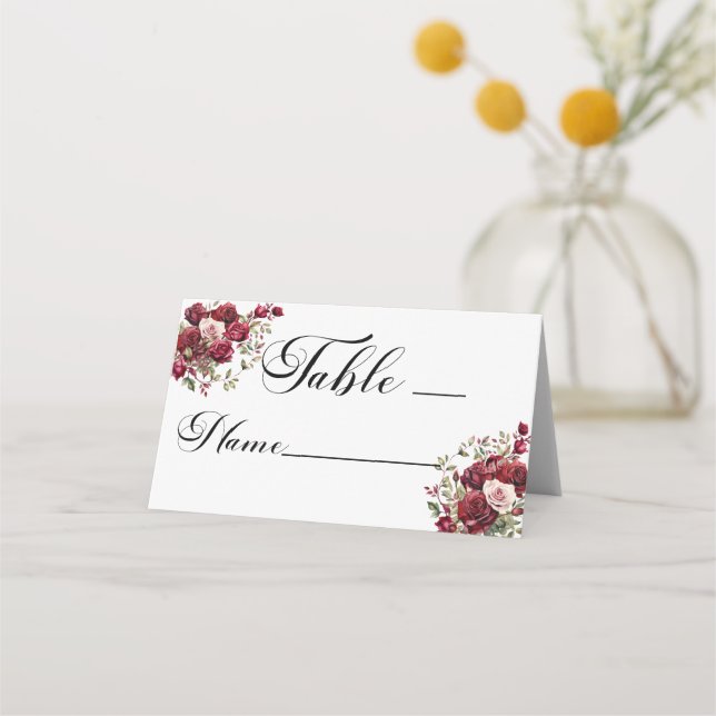 Burgundy Floral Moderne Script-Tischnummer Platzkarte (Vorderseite)