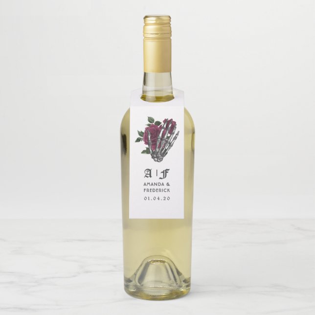 Burgundy Floral Skeleton Gothic Wedding Monogram Flaschenanhänger (Auf Flasche)