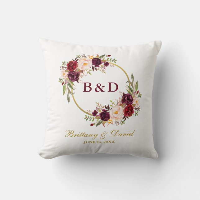 Burgundy Floral Wreath Monogram Wedding Kissen (Vorderseite)