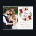 Burgundy Floral Wreath Save the Date Foto Postkarte<br><div class="desc">Wasserfarbe Burgund Marsala Blumenstrauß Gold Save the Date Foto Verlobung Ankündigung Postkarte</div>