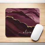 Burgundy Gold Agate Geode Gold Monogram Mousepad<br><div class="desc">Burgundy und Gold Foil Agate Geode Monogram Beautiful Elegant Script Name Mousepad (Mauspad). Das macht den perfekten 16.,  13.,  15.,  16.,  18.,  21.,  30.,  40.,  50.,  60.,  70.,  80.,  90.,  100. Geburtstag,  Hochzeit,  Brautparty,  Jubiläum,  Babydusche,  Abschluss oder Junggeselinnen-Abschied Jemand schmückt ihr Zimmer in modernem schicken Stil.</div>