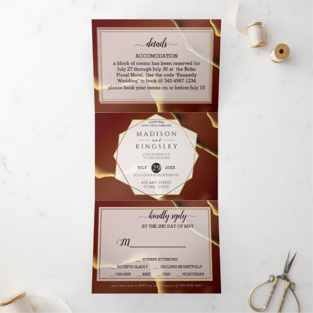 Burgundy Gold 🌿 Elegant Inky Abstrakt Hochzeit Dreifach Gefaltete Einladung (Innenseite)