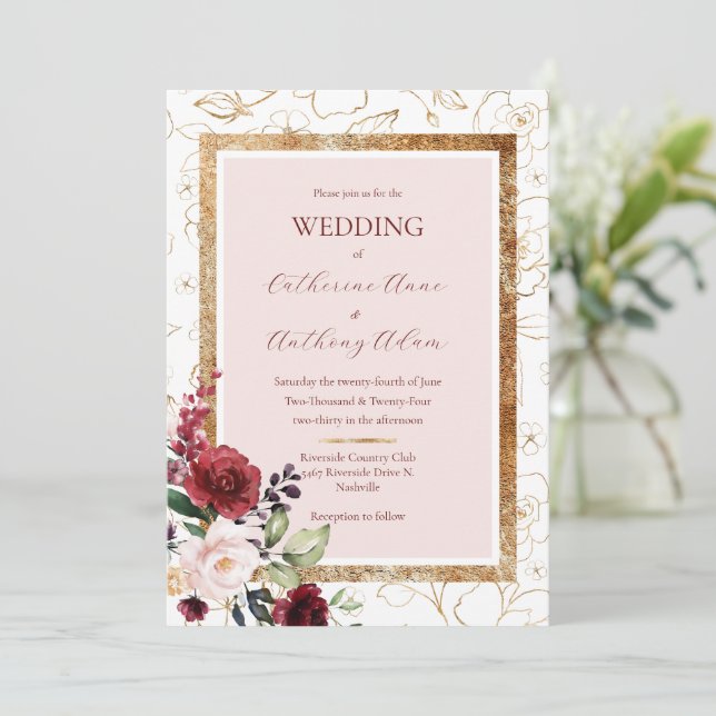 Burgundy Gold Floral Moderne Hochzeit Einladung (Stehend Vorderseite)