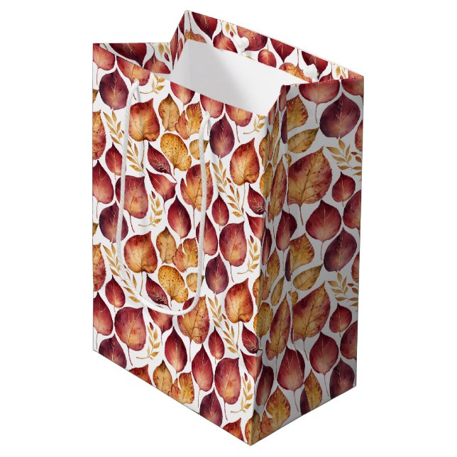 Burgundy & Gold Leaf Muster Mittlere Geschenktüte (Vorderseite Schrägansicht)