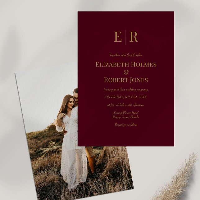 Burgundy Gold Monogram Custom Foto Wedding Einladung (Burgundy Gold Monogram Custom Photo Wedding Invitation on white table with dry wildflower.)