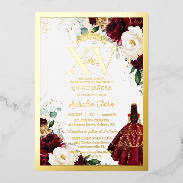 Burgundy Gold White Floral Quinceñera Quince 15 Folieneinladung (Vorderseite)