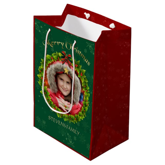Burgundy & Green Christmas Kranz Foto Frame 2 Mittlere Geschenktüte (Vorderseite Schrägansicht)