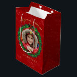 Burgundy & Green Christmas Kranz Foto Mittlere Geschenktüte<br><div class="desc">Weihnachtskranz Foto Rahmen in grün und bordeauxrot. Touch von Gold.</div>