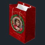 Burgundy & Green Christmas Kranz Foto Mittlere Geschenktüte<br><div class="desc">Weihnachtskranz Foto Rahmen in grün und bordeauxrot. Touch von Gold.</div>