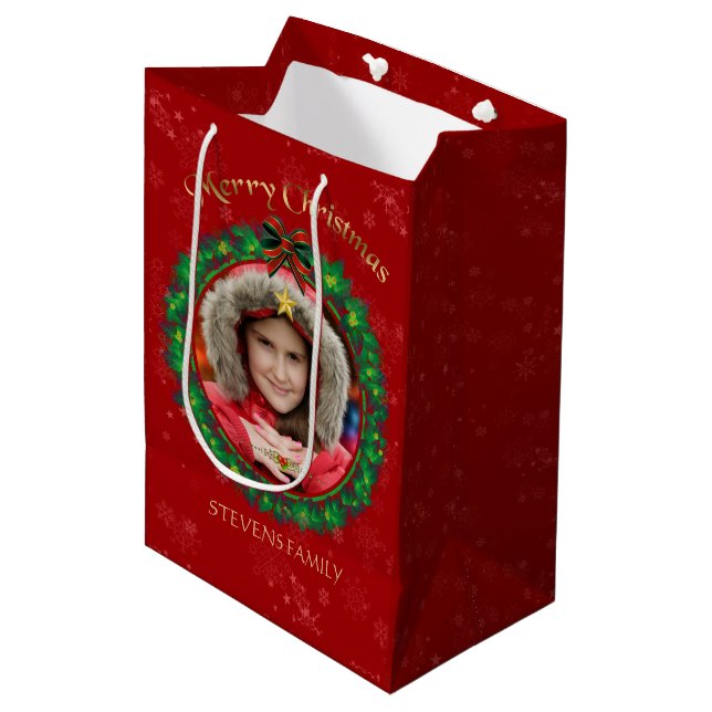 Burgundy & Green Christmas Kranz Foto Mittlere Geschenktüte (Vorderseite Schrägansicht)