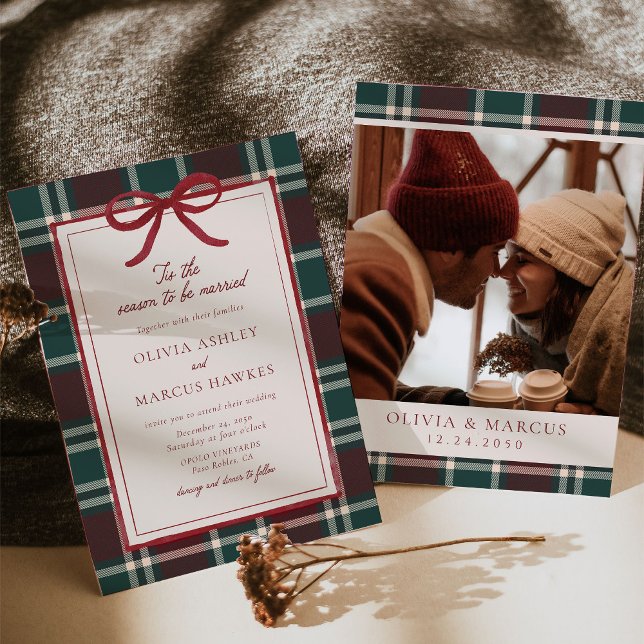 Burgundy Green Plaid Christmas Bow Wedding Einladung (Burgundy green plaid Christmas wedding invitation with red bow, classic winter holiday design.)