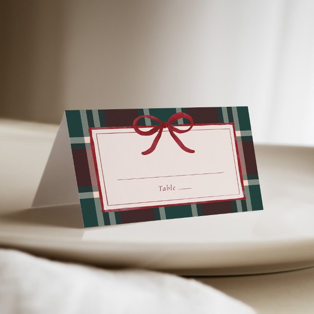 Burgundy Green Plaid Christmas Bow Wedding Platzkarte (Burgundy green plaid Christmas wedding place card with red bow, festive winter table setting.)