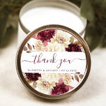 Burgundy Ivory Floral Wedding Vielen Dank Runder Aufkleber<br><div class="desc">Dieser elegante rustikale Hochzeitsaufkleber zeichnet sich durch ein üppiges Bordeaux- und Elfenbeinblumendesign aus. Die Worte "danke" erscheinen in bordeauxroter Kalligraphie mit Swashes am Anfang und Ende. Fügen Sie die Namen des Paares und das Trauungsdatum unten hinzu.</div>