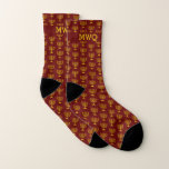 Burgundy Monogram MENORAH | Hanukkah Socken<br><div class="desc">Stylish, burgundy MENORAH HANUKKAH Socks, designed with a faux gold menorah in a vertical, tiled pattern.. There is a customizable TRIPLE MONOGRAM, which you can PERSONALIZE with your own initials. The design is repeated on the inside and outside. Ideal gift for Christmas and Birthdays, and especially for Hanukkah. Available in...</div>
