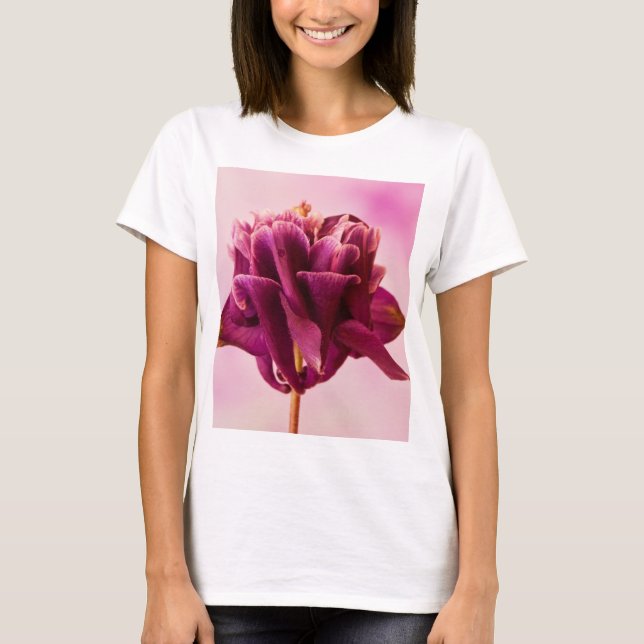 Burgundy Pink Columbine T-Shirt (Vorderseite)