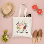 Burgundy Pink Floral Bouquet Bridesmaid Name Tragetasche<br><div class="desc">Die Tasche ist in einem rustikalen,  roten,  goldgelben,  pfirsichen Orange,  Rosa und Grün gestaltet und zeichnet sich durch ein stilvolles,  rustikales Monogramm aus,  das in einem Bohblumen-Bouquet mit wunderschönen Blume im Herbst,  einschließlich Rose,  Dahlien,  Blume und Grüntüten,  gestaltet ist. Personalisieren mit einem Vornamen.</div>
