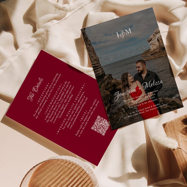 Burgundy QR Code Budget Monogram Overlay Hochzeit Einladung (Von Creator hochgeladen)
