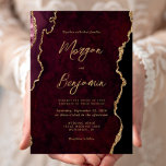Burgundy Red Agate Script Wedding Einladung<br><div class="desc">Diese elegante Hochzeitseinladung zeigt ein Hintergrundbild des bordeauxroten Aquarelles,  bestickt mit Imitaten goldenen Glitzer. Der anpassbare Text kombiniert goldfarbene moderne Handschrift,  Copperplate und kursiven Schriftart. Auf der Rückseite des Hotels befindet sich ein passendes Bordeaux- und Goldagate-Design.</div>