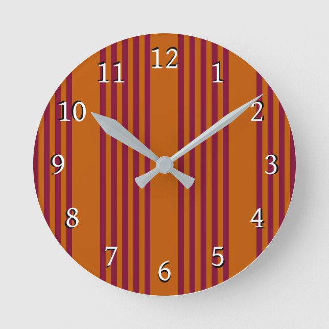 Burgundy red and burnt orange five stripe pattern. runde wanduhr (Vorderseite)