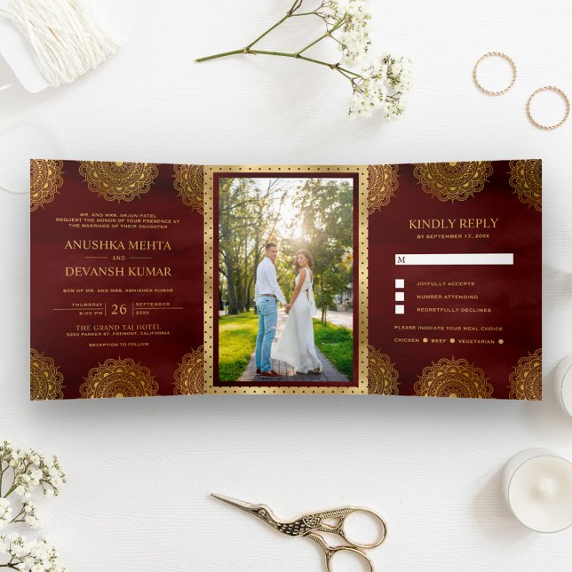 Burgundy Red and Gold Asian Mandala Indian Wedding Dreifach Gefaltete Einladung (Von Creator hochgeladen)