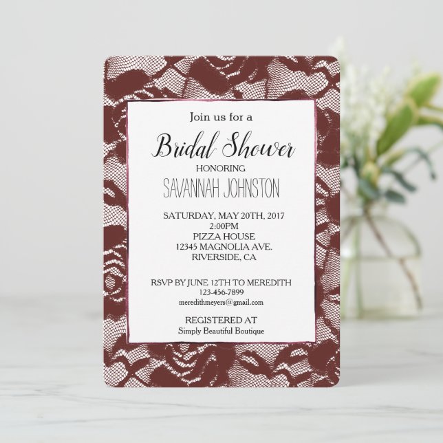 Burgundy Red Lace Floral Brautparty Einladung (Stehend Vorderseite)