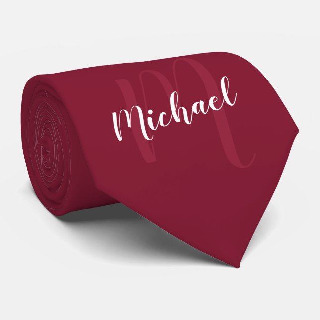 Burgundy Red Modern Script Monogram und Name Krawatte (Gerollt)