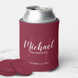 Burgundy Red Modern Script Personalisierte Trauzeu Dosenkühler<br><div class="desc">Fügen Sie eine persönliche Touch zu Ihrer Hochzeit mit personalisierten Trauzeugen kann kühler. Das kann cooler mit dem Namen der personalisierten Trauzeugen im Stil der modernen Schrift-Schriftart und Monogramm in hellroten modernen Script-Schriftart-Stil als Hintergrund mit Titel und Hochzeitdatum in grau modernen Sans Serif Schriftart Stil auf burgundy roten Hintergrund. Auch...</div>