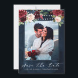Burgundy Red Navy Floral Rustic Boho Foto Save The Date<br><div class="desc">Watercolor Burgundy Red Navy Floral Rustic Boho Save the Date Karte. Ideal für eine Hochzeit im Herbst. Das Design verfügt über ein atemberaubendes Bouquet aus Bordeaux / Marsala , Pfirsich , Marineschiffe Blume / Rose mit passenden Blätter und Saitenleuchten. Mehr passende Designs und Variationen finden Sie in meinem "Blitzweddingpaperie" Shop....</div>