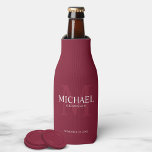 Burgundy Red Personalisiert Trauzeugen Flaschenkühler<br><div class="desc">Fügen Sie cooler eine persönliche Touch zu Ihrer Hochzeit mit personalisierten Trauzeugen Flasche. Diese Flasche cooler zeigt den Namen des personalisierten Trauzeugen mit Titel und Hochzeitstermin in weiß und monogramm in hellbordeauxrot als Hintergrund,  im klassischen Serif-Schriftart-Stil,  auf bordeauxrotem Hintergrund. Auch perfekt für Trauzeuge,  Brautvater,  Ringträger und mehr.</div>