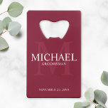 Burgundy Red Personalisiert Trauzeugen Geldbeutel Flaschenöffner<br><div class="desc">Fügen Sie Ihrer Hochzeit eine persönliche Touch mit personalisierten Trauzeugen Kreditkarten Flaschenöffner hinzu. Dieser Flaschenöffner ist mit dem Namen des personalisierten Trauzeugen mit dem Titel und dem Hochzeitdatum in Weiß und Monogramm in hellbordeauxrot als Hintergrund,  im klassischen Serifenstil,  auf bordeauxrotem Hintergrund. Auch perfekt für Trauzeuge,  Brautvater,  Ringträger und mehr.</div>