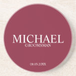 Burgundy Red Personalisiert Trauzeugen Getränkeuntersetzer<br><div class="desc">Klassischer Untersetzer für Personalisierte Trauzeugen mit dem Namen des personalisierten Trauzeugen mit dem Titel und dem Hochzeitstag im klassischen,  weißen Serif-Schriftart auf bordeauxrotem Hintergrund. Auch perfekt für Trauzeuge,  Vater der Braut und mehr.</div>