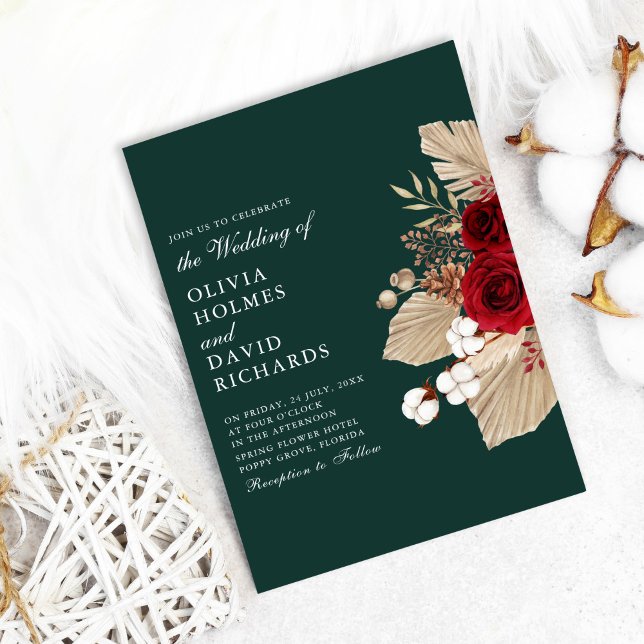 Burgundy-Rose auf der Emerald Green Wedding Einlad Einladung (Burgundy Roses on Emerald Green Wedding Invitation on cozy background with cotton flowers)