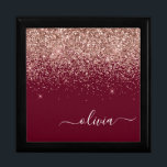 Burgundy Rose Gold Blush Pink Glitzer Monogram Erinnerungskiste<br><div class="desc">Burgundy und Rose Gold Blush Pink Sparkle Glitzer Skript Monogram Name Jewelry Keepake Box. Dies macht den perfekten Abschluss,  Geburtstag,  Hochzeit,  Brautparty,  Jubiläum,  Babydusche oder Junggeselinnen-Abschied Geschenk für jemanden,  die Lieben glamourösen Luxus und schicke Stile.</div>