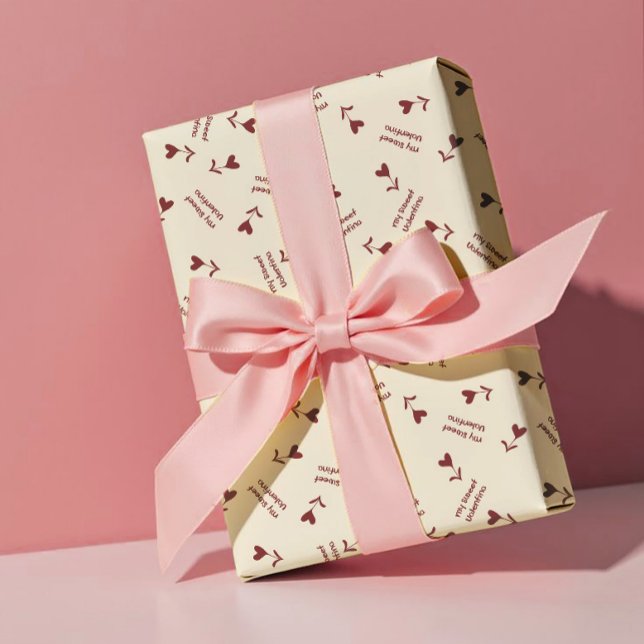 Burgundy Script Hearts on Cream– Valentine Pattern Geschenkpapier (Von Creator hochgeladen)