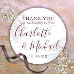 Burgundy Signature Script Gefallen Vielen Dank Runder Aufkleber<br><div class="desc">Burgund Signatur-Gastgeschenk Hochzeit dankt Ihnen für den klassischen Rundaufkleber mit Signaturstil-Namen. Personalisieren Sie mit Ihrem besonderen Dank Informationen in chic burgundy Typografie. Entwickelt von Thisisnotme©</div>
