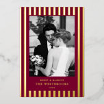 Burgundy Stripes Folien Feiertagskarte<br><div class="desc">Genießen Sie die Romantik und den Charme der Urlaubssaison mit unserer eleganten, "Merry & Verheiratet" Weihnachtskarte mit bordeauxfarbenen Streifen, einer perfekten Mischung aus Vintager Eleganz und alter Geldqualität.</div>