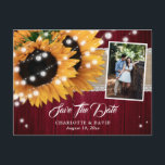 Burgundy Sunflower Save the Date Foto Postkarten<br><div class="desc">Diese rustikale Hochzeit bewahrt das Datum Foto Postkarten mit Sonnenblumen auf Burlap und Spitzen Läufer vor einem Stallholz Hintergrund sind ideal für eine burgundische rustikale Hochzeitsfeier inspiriert von Sonnenblumen.</div>