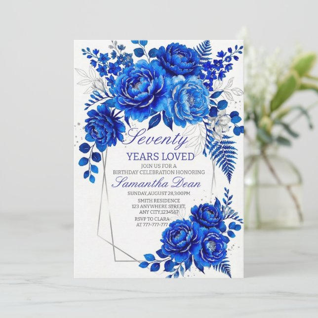 Burgundy Surprise Floral 70th Birthday Party Einladung (Stehend Vorderseite)
