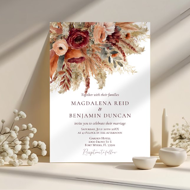 Burgundy Terracotta Florals Pampas Hochzeit im Her Einladung (Von Creator hochgeladen)